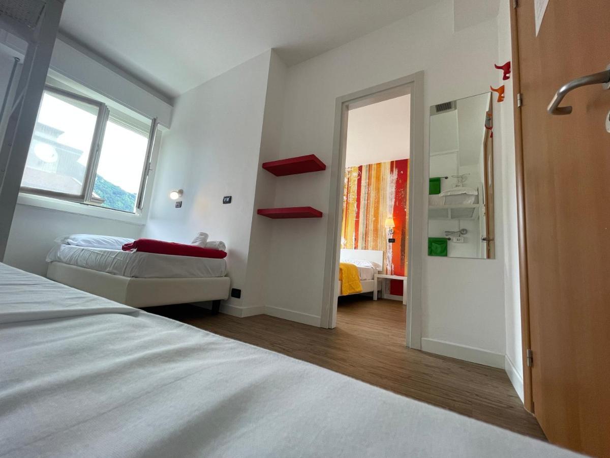 Lake Garda Hostel Salo Bagian luar foto