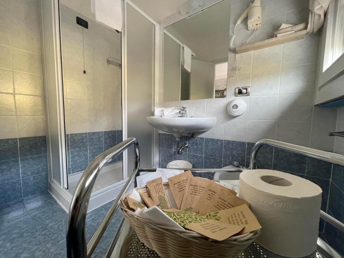 Lake Garda Hostel Salo Bagian luar foto