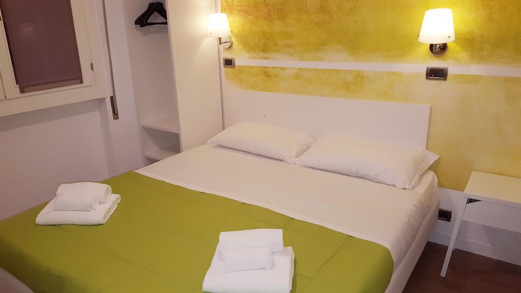 Lake Garda Hostel Salo Bagian luar foto