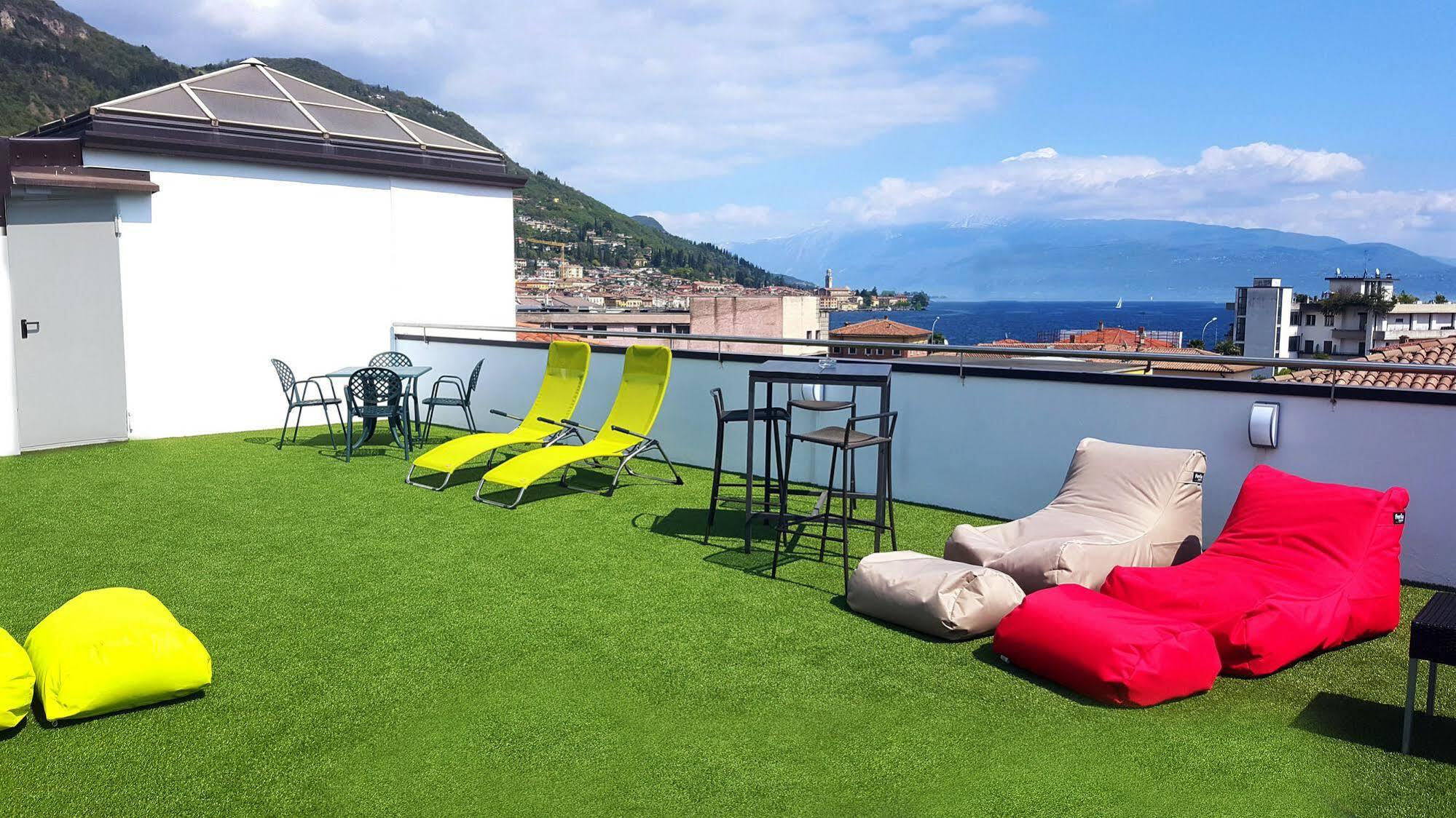 Lake Garda Hostel Salo Bagian luar foto
