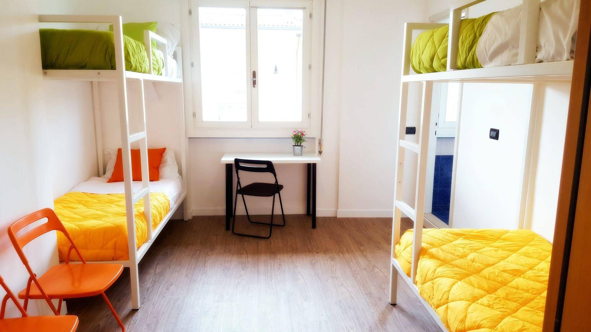 Lake Garda Hostel Salo Bagian luar foto