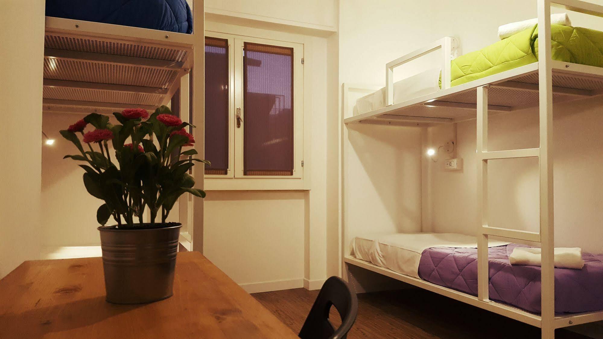 Lake Garda Hostel Salo Bagian luar foto