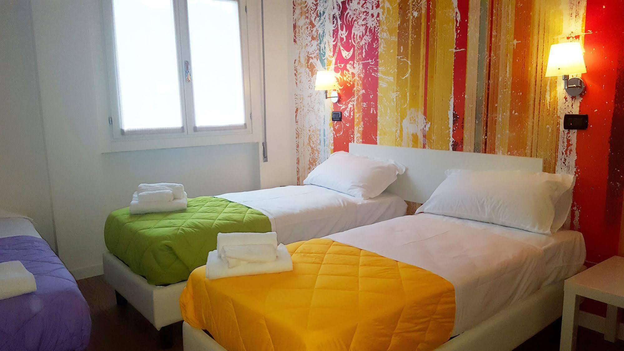 Lake Garda Hostel Salo Bagian luar foto
