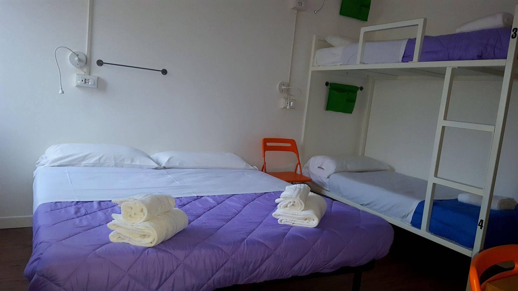 Lake Garda Hostel Salo Bagian luar foto