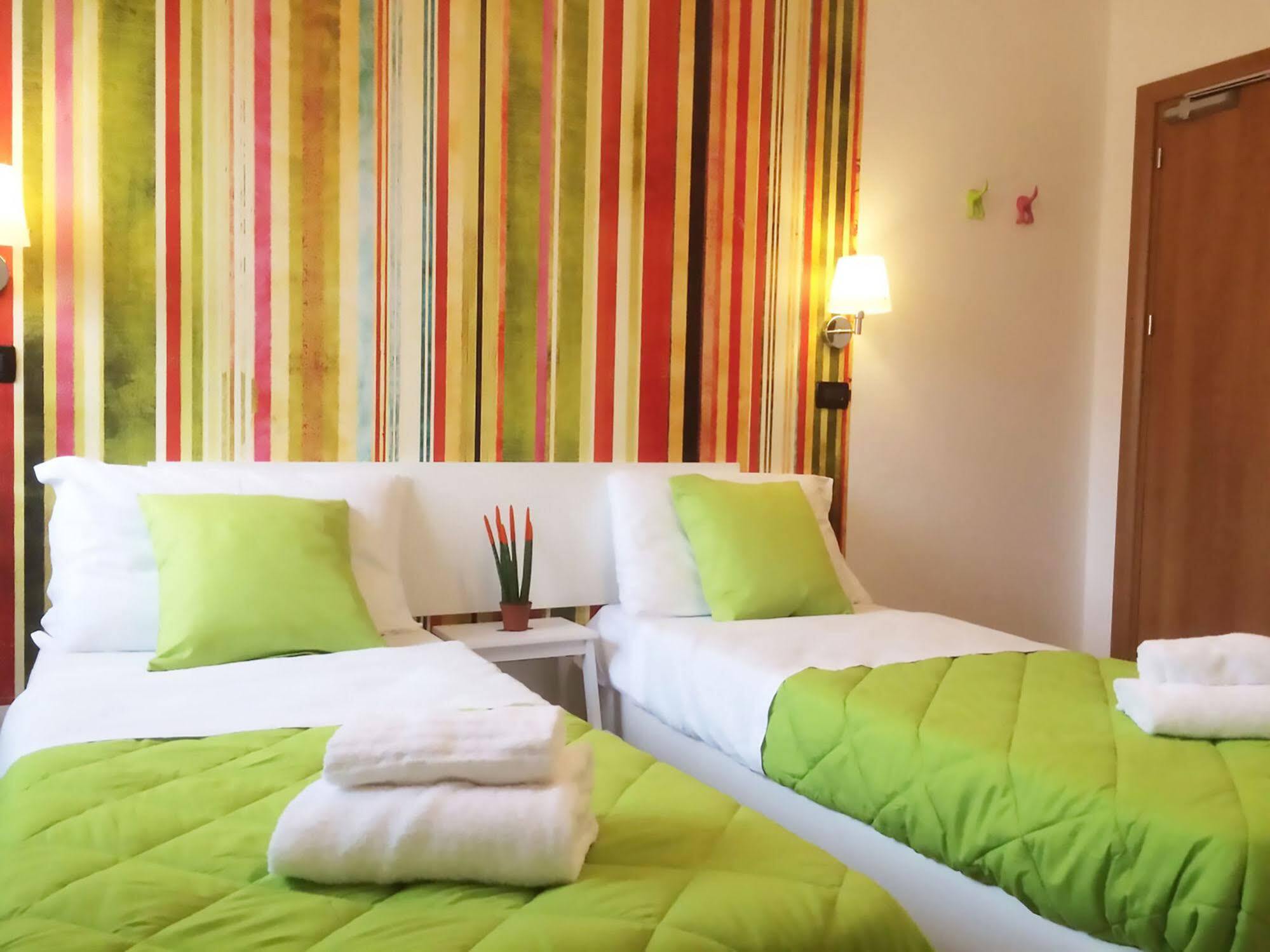Lake Garda Hostel Salo Bagian luar foto