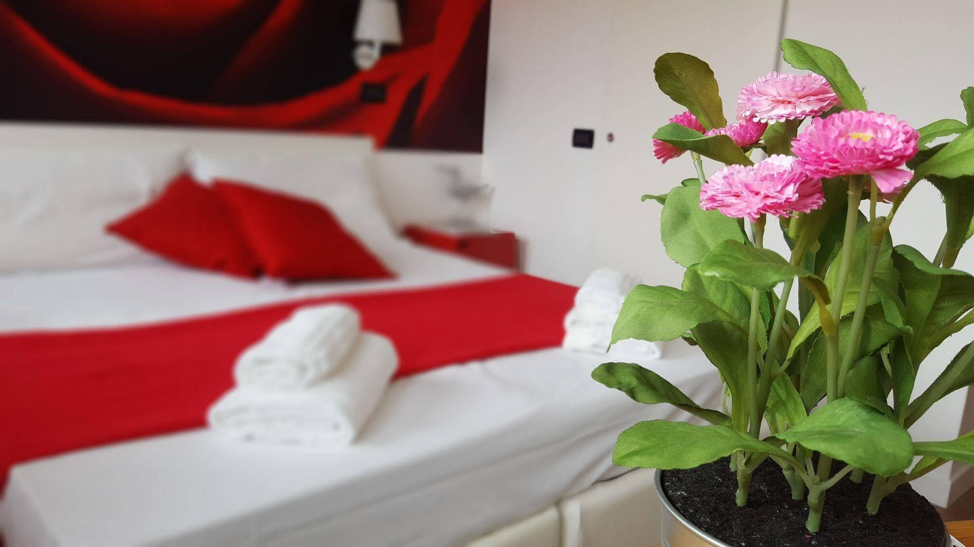 Lake Garda Hostel Salo Bagian luar foto