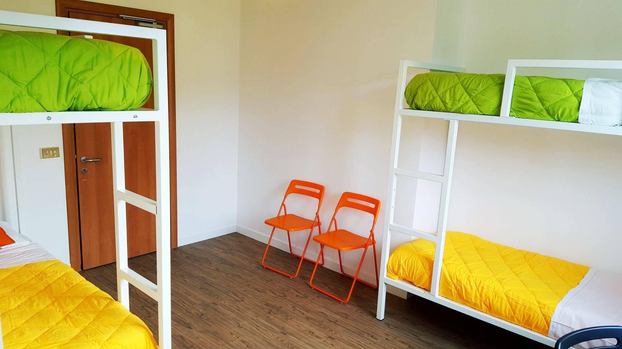 Lake Garda Hostel Salo Bagian luar foto