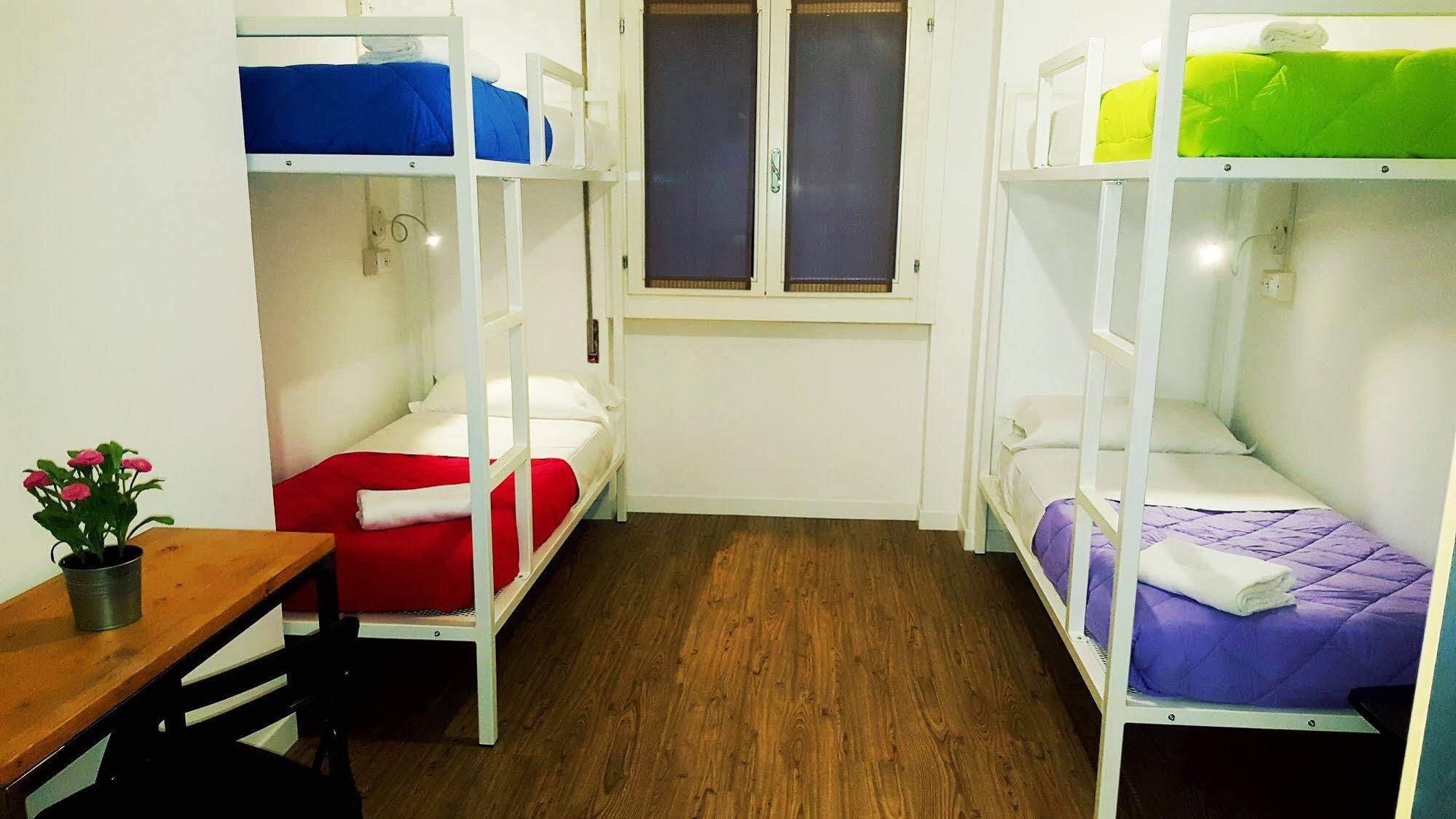 Lake Garda Hostel Salo Bagian luar foto