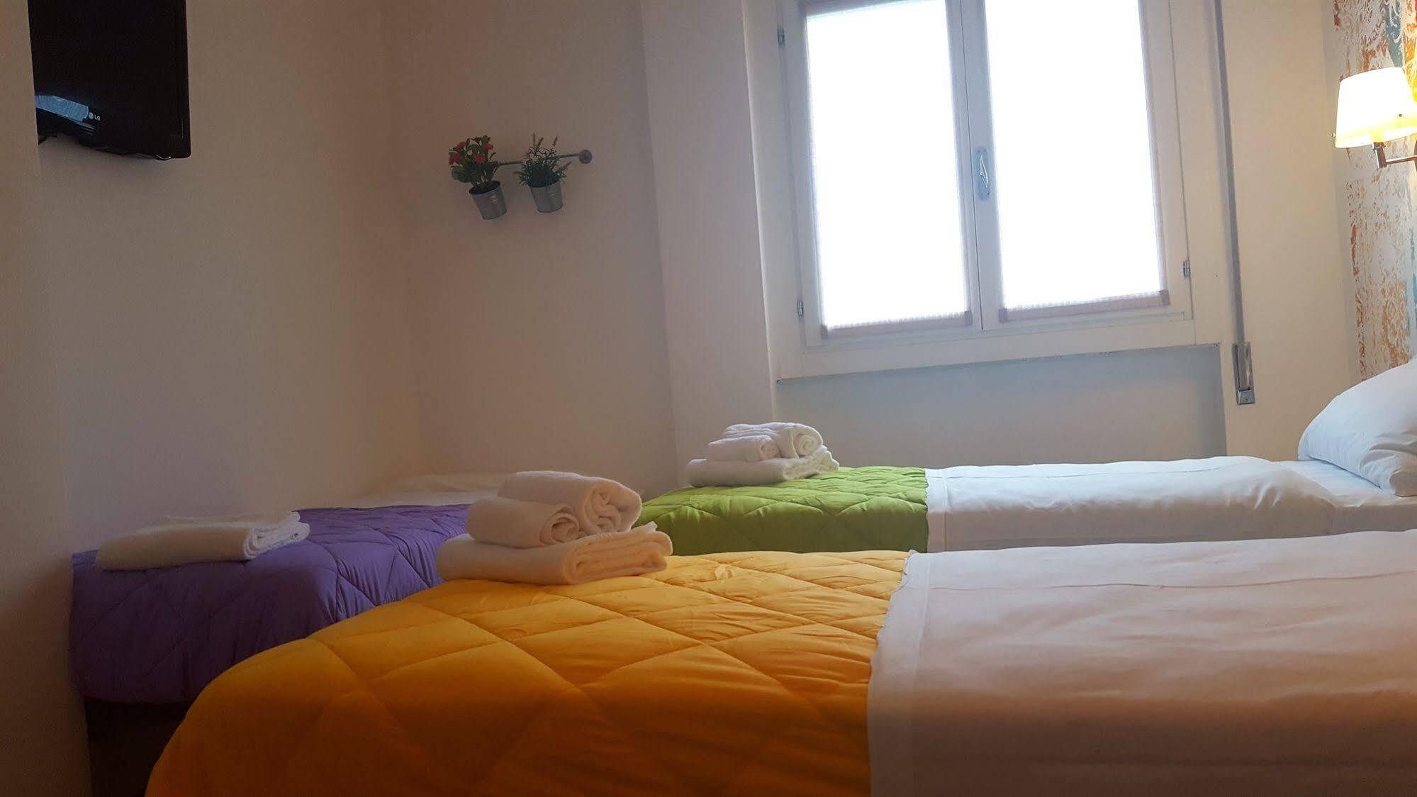Lake Garda Hostel Salo Bagian luar foto